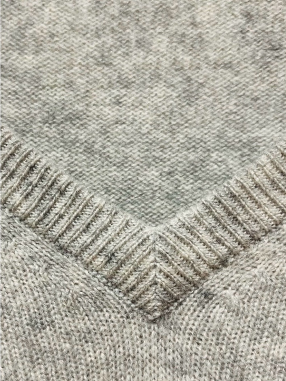 Equipment Femme Cecile 100% Cashmere V Neck Sweater Gray XS Quiet Luxury - Picture 4 of 14